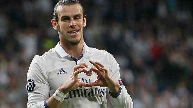 Gareth Bale bildet mit seinen Händen ein Herz.
