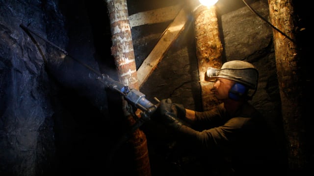 Ein Bergbauarbeiter baut in einer tschechischen Mine Uran ab. Ein Bergbauarbeiter baut in einer tschechischen Mine Uran ab.
