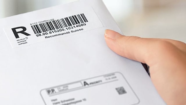 Hand hält eingeschriebenen Brief Hand hält eingeschriebenen Brief