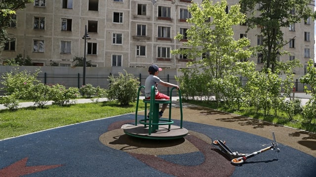 Kind auf einem Spielplatz Kind auf einem Spielplatz