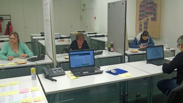 Frauen und Männer in der Einsatzzentrale von Nez Rouge Luzern. Frauen und Männer in der Einsatzzentrale von Nez Rouge Luzern.