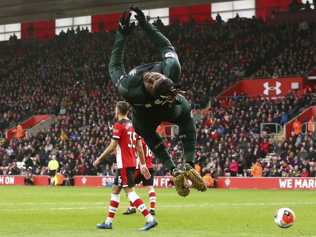 Newcastle United's Allan Saint-Maximin jubelt mit einem Salto