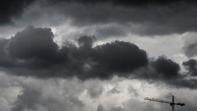 Schwarze Wolken und im Vordergrund ein Baukran Schwarze Wolken und im Vordergrund ein Baukran