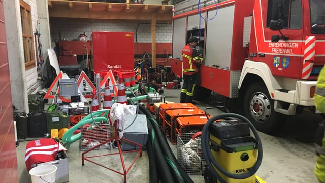 Feuerwehrauto und viel Material Feuerwehrauto und viel Material