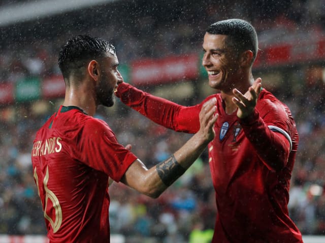 Cristiano Ronaldo beglückwünscht Bruno Fernandes. Cristiano Ronaldo beglückwünscht Bruno Fernandes.