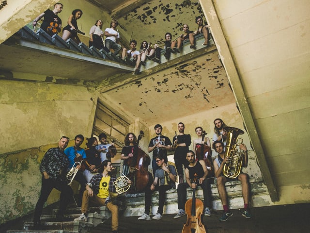 Musiker posieren in einem Treppenhaus mit ihren Instrumenten. Musiker posieren in einem Treppenhaus mit ihren Instrumenten.