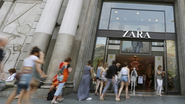 Passanten vor einem Zara-Laden Passanten vor einem Zara-Laden