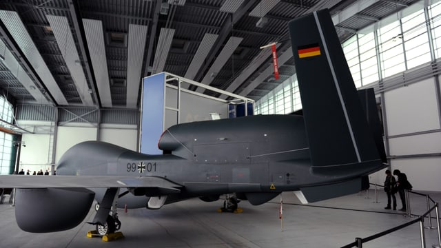 Aufklärungsdrohne Euro-Hawk in einem Hangar. Aufklärungsdrohne Euro-Hawk in einem Hangar.
