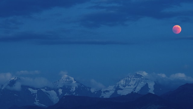 Der Mond über den Berner Alpen.