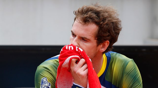 Andy Murray schlägt sich mit Rückenschmerzen herum. Andy Murray schlägt sich mit Rückenschmerzen herum.