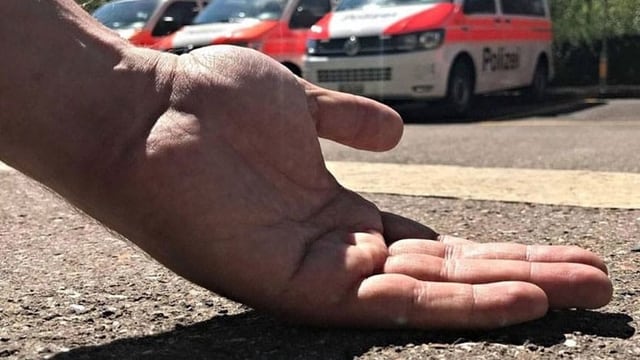 Hand mit Handrücken auf dem Asphalt. Hand mit Handrücken auf dem Asphalt.