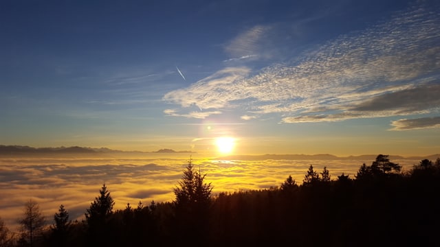 Letzte Sonnenstrahlen hier über dem Pfannenstiel. Letzte Sonnenstrahlen hier über dem Pfannenstiel.