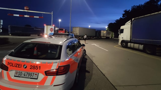 Polizeiauto auf einem Autobahnrastplatz. Polizeiauto auf einem Autobahnrastplatz.