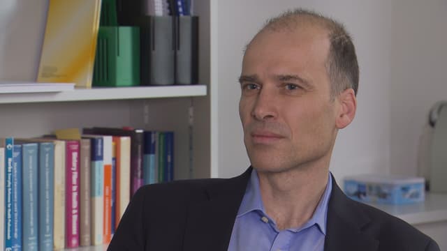 Das Portrait eines Mannes, der in seinem Büro sitzt. Das Portrait eines Mannes, der in seinem Büro sitzt.