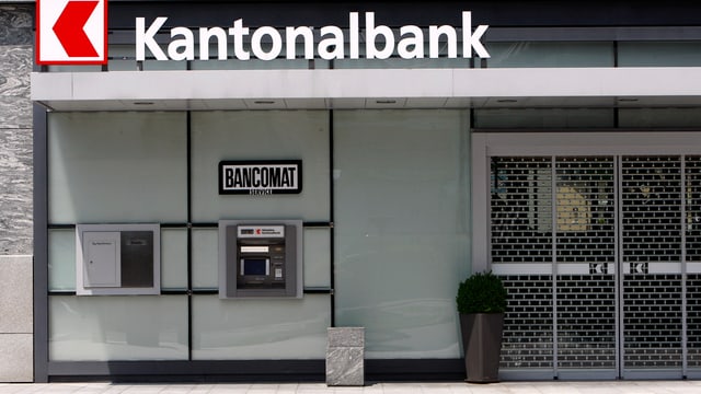Eingang einer Bank mit Bankomat und vergitterten Türe. Eingang einer Bank mit Bankomat und vergitterten Türe.