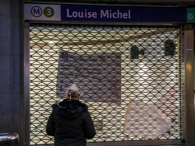 Pendler vor geschlossener Metro-Station Pendler vor geschlossener Metro-Station