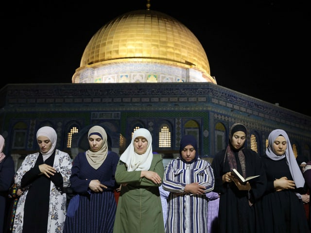 Palästinenserinnen beten vor einer Moschee. Palästinenserinnen beten vor einer Moschee.
