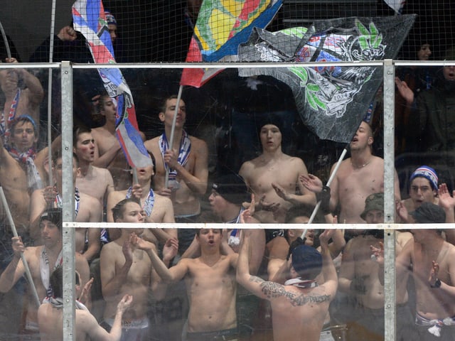 Eine Gruppe Kloten-Fans oben-ohne beim Auswärtsspiel in Ambri.