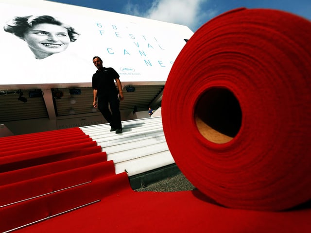 Ein riesige rote Teppichrolle vor dem Eingang des Filmfestivals. Ein riesige rote Teppichrolle vor dem Eingang des Filmfestivals.
