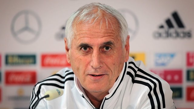 Bernard Challandes an der Pressekonferenz. Bernard Challandes an der Pressekonferenz.