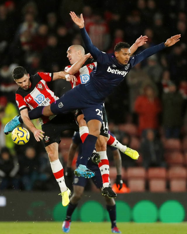 Southamptons Shane Long und Oriol Romeu duellieren sich mit West Ham Uniteds Sebastien Haller (r.). West Ham gewann übrigens auswärts 1:0.