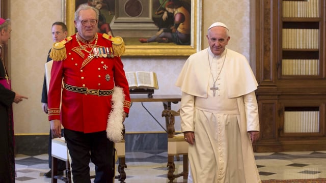 Papst Franziskus und Matthew Festing in den Räumlichkeiten des Vatikans. Papst Franziskus und Matthew Festing in den Räumlichkeiten des Vatikans.