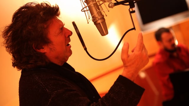 Enrico Morente singend vor dem Mikrofon. Enrico Morente singend vor dem Mikrofon.