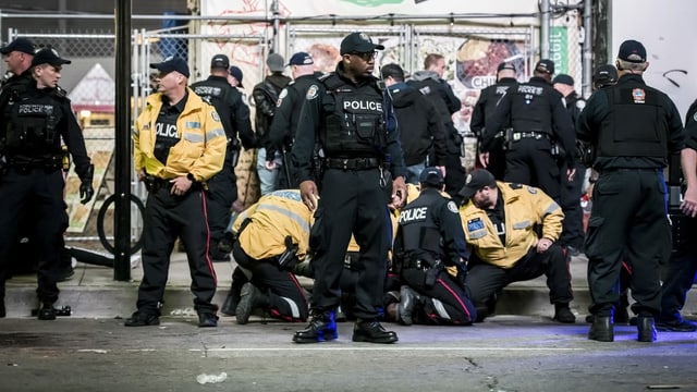 Polizisten im Einsatz in Toronto Polizisten im Einsatz in Toronto