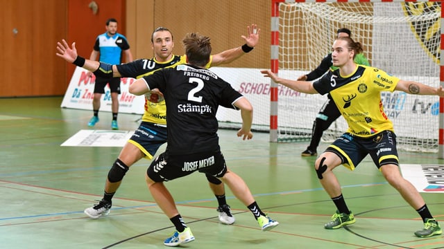 Wüstner verteidigt gegen einen Angriffspieler. Wüstner verteidigt gegen einen Angriffspieler.