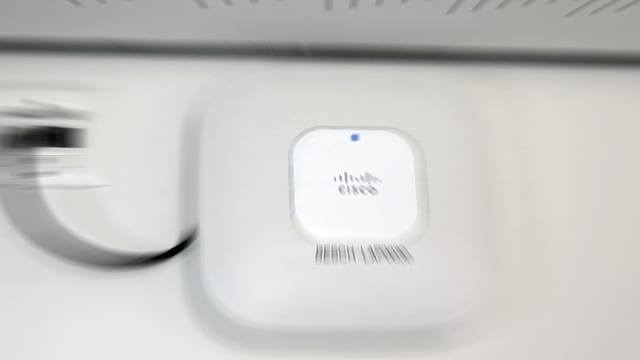 Elektronisches Gerät an eine Wand montiert. Elektronisches Gerät an eine Wand montiert.