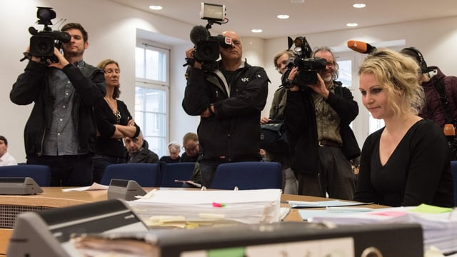 Die Klägerin im Blitzlichgewitter: Felicitas Rohrer, die eine Lungenembolie erlitten hat. Die Klägerin im Blitzlichgewitter: Felicitas Rohrer, die eine Lungenembolie erlitten hat.