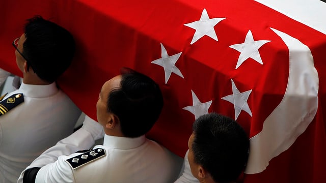 Militärangehörige tragen den Sarg des ehemaligen Staatsgründers Lee Kuan Yew auf ihren Schultern. Militärangehörige tragen den Sarg des ehemaligen Staatsgründers Lee Kuan Yew auf ihren Schultern.
