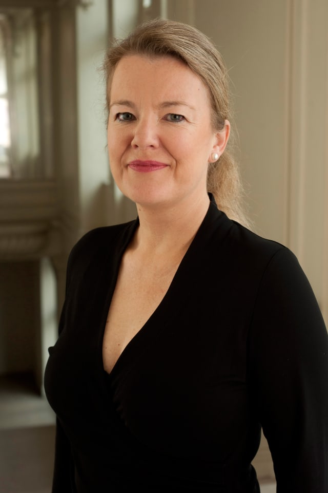 Ilona Schmiel, in schwarzem Oberteil und mit Rossschwanz, blickt lächelnd in die Kamera Ilona Schmiel, in schwarzem Oberteil und mit Rossschwanz, blickt lächelnd in die Kamera