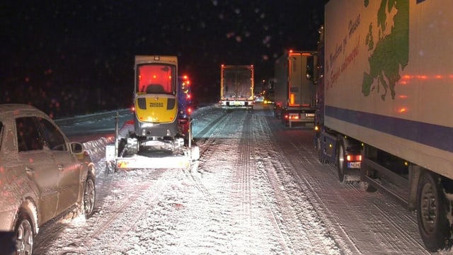 70 Kilometer Stau – Tausende müssen in Kälte ausharren