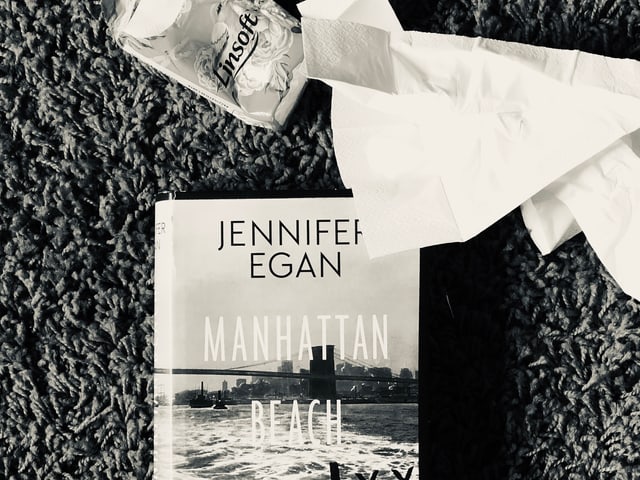 Der Roman von Jennifer Egan: «Manhattan Beach» liegt auf dem Teppich, zerknüllte Nastücher daneben Der Roman von Jennifer Egan: «Manhattan Beach» liegt auf dem Teppich, zerknüllte Nastücher daneben