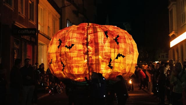 Grosser Kreis, der leuchtet in der Nacht. Grosser Kreis, der leuchtet in der Nacht.