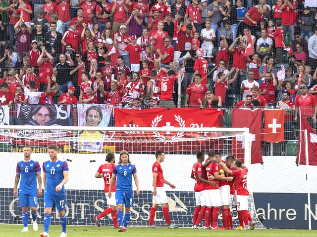 Jubelnde Nati-Spieler, Fans Jubelnde Nati-Spieler, Fans