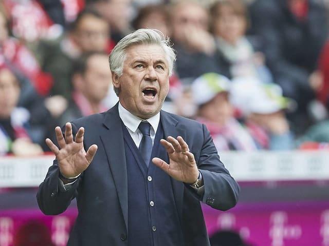 Carlo Ancelotti gestikuliert an der Seitenlinie. Carlo Ancelotti gestikuliert an der Seitenlinie.