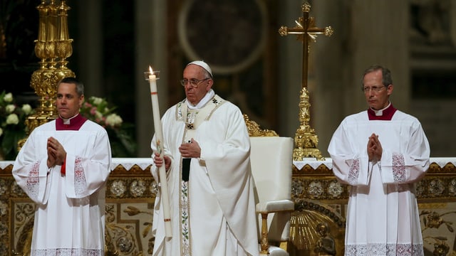 Papst und zwei Priester mit dem Osterlicht Papst und zwei Priester mit dem Osterlicht