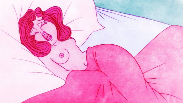 Eine Frau liegt in einem pinken Bett und stöhnt. Eine Frau liegt in einem pinken Bett und stöhnt.