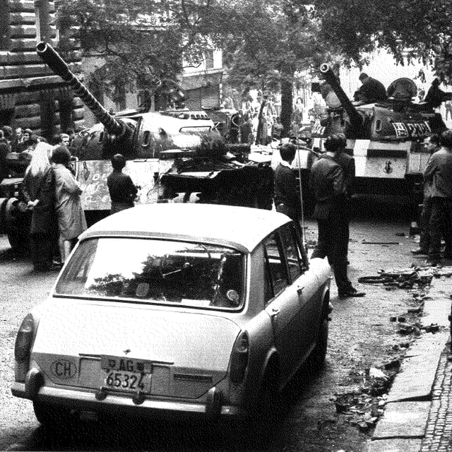 Schwarz-Weiss-Fotografe: Auto mit Aargauer Nummernschild vor Panzer. Schwarz-Weiss-Fotografe: Auto mit Aargauer Nummernschild vor Panzer.