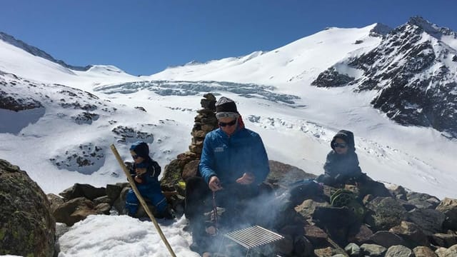 Nicole Müller brätelt mit ihren Söhnen vor der Trifthütte. Nicole Müller brätelt mit ihren Söhnen vor der Trifthütte.