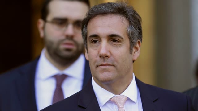 Brustbild von Cohen mit Bodyguard im Hintergrund. Brustbild von Cohen mit Bodyguard im Hintergrund.