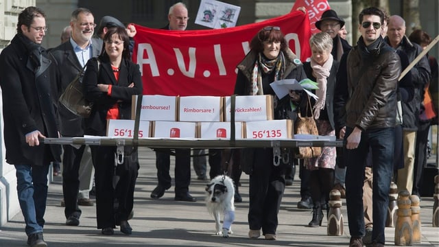Aktivisten reichen in Bern eine Petition zur Rückzahlung zu viel bezahlter Prämien ein. Aktivisten reichen in Bern eine Petition zur Rückzahlung zu viel bezahlter Prämien ein.