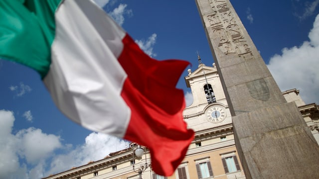 Der Palazzo Montecitorio mit italienischer Flagge: Hier tüftelt die Regierung an einem neuen Verfassungsgesetz. Der Palazzo Montecitorio mit italienischer Flagge: Hier tüftelt die Regierung an einem neuen Verfassungsgesetz.