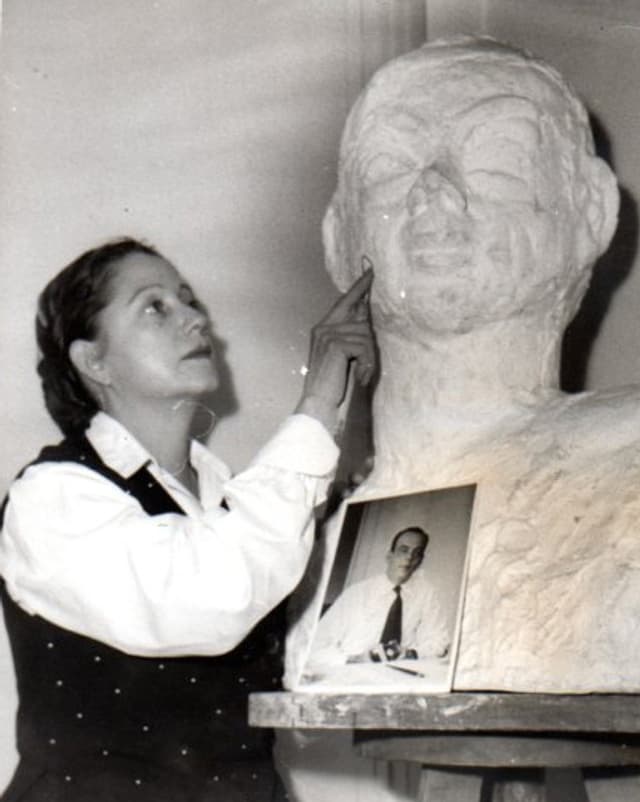 Consuelo Suncin de Sandoval streicht mit dem Finger über das Gesicht einer überlebensgrossen Büste. Consuelo Suncin de Sandoval streicht mit dem Finger über das Gesicht einer überlebensgrossen Büste.