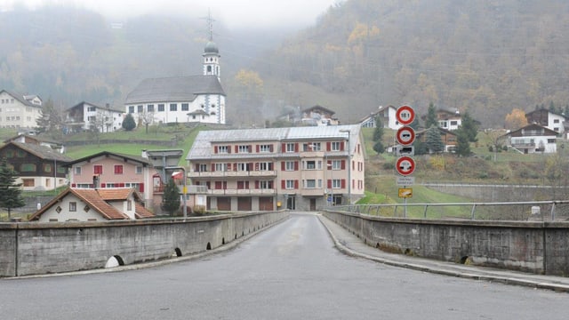 La punt a Tavanasa e davostiers il vitg e la baselgia da Danis La punt a Tavanasa e davostiers il vitg e la baselgia da Danis