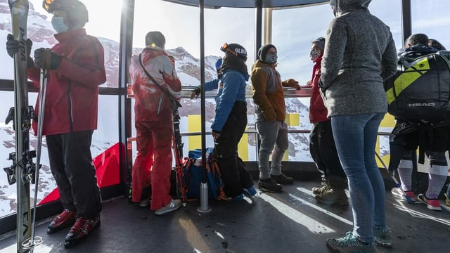 Menschen in einer Bergbahn. Menschen in einer Bergbahn.