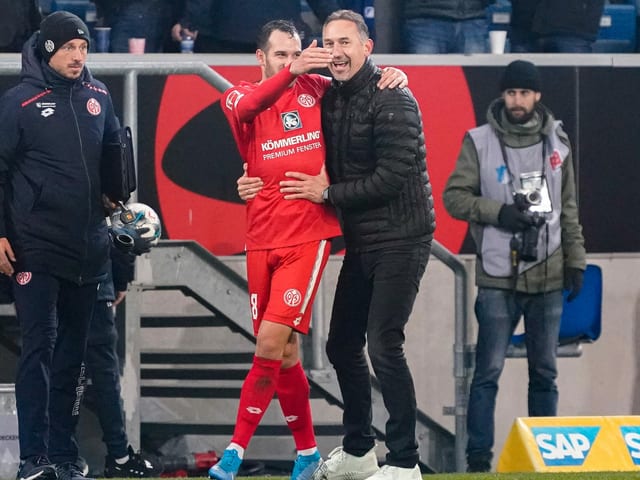 Achim Beierlorzer hat als neuer Trainer des FSV Mainz einen Traum-Einstand gefeiert.