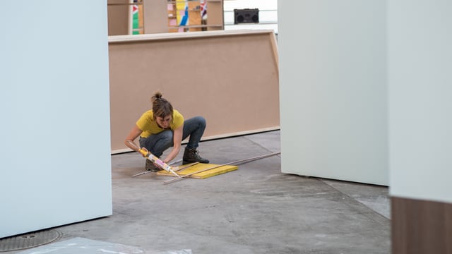 Eine Frau leimt Platten zusammen. Eine Frau leimt Platten zusammen.
